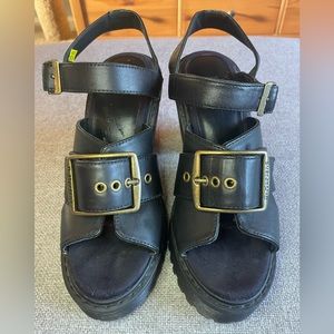 RARE Dr. Martens Granik heeled leather sandals in Black, women’s size 6!